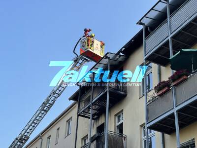 Balkonbrand greift in der Nacht auf drei Wohnungen in Neuruppin über: Starke Rauchentwicklung in den frühen Morgenstunden - Feuerwehr muss drei Wohnungen löschen 