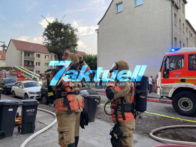 Balkonbrand greift in der Nacht auf drei Wohnungen in Neuruppin über: Starke Rauchentwicklung in den frühen Morgenstunden - Feuerwehr muss drei Wohnungen löschen 
