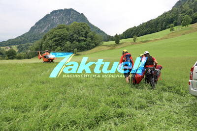 Tragisches Unglück in Schellenberger Forst: Bergwanderer fiel 50 Meter in die Tiefe und Stirb an seinen Verletzungen - Rettungseinsatz und Bergung der Person wird durch starken Nebel massiv erschwert - Rettungshubschrauber im Einsatz 