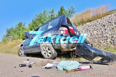Reifenplatzer löst Kettenreaktion aus: Subaru überschlägt sich – 2 Autofahrer fahren einfach weiter