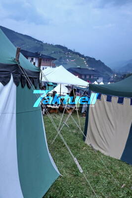 Sie lagern vor den Toren der Burg Kaprun - Großes Ritterfest zieht Tausende an die Festung Kaprun zum Mittelalterspektakel 