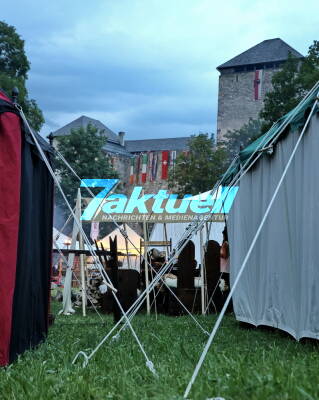 Sie lagern vor den Toren der Burg Kaprun - Großes Ritterfest zieht Tausende an die Festung Kaprun zum Mittelalterspektakel 