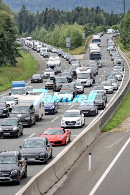 Größte Reisewelle des Sommers rollt Richtung Süden -  18 Stunden ununterbrochen Stoßstange an Stoßstange -  Stauflüchtlinge werden in Österreich eingefangen und zurück auf die Autobahn geleitet 