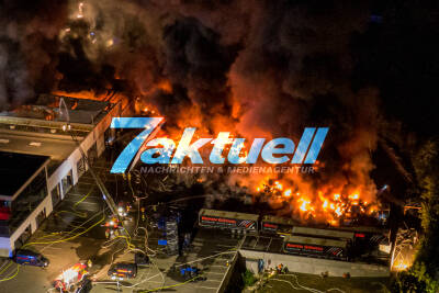 Hochzeit geht in Flammeninferno auf: Feuer zerstört neuen Reifenhandel von Bräutigam - über 300 Einsatzkräfte bei Großbrand - mit spektakulären Luftbildern - Riesige Flammern lodern in den Nachthimmel - - Einsatz kann Tage dauern
