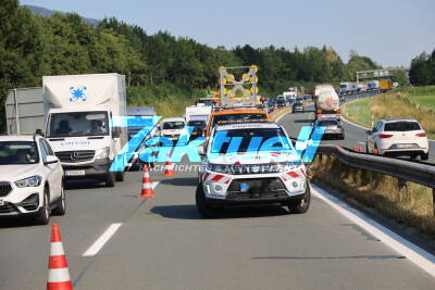 LKW schlingert und schiebt Geländewagen in Leitschiene - 1 Verletzter Enormer Stau 