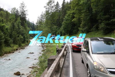 Spielten Schutzengel eine Rolle?: 17-Jährige mit Motorrad begeht Fahrfehler kommt in Gegenverkehr und stützt rund 4 Meter in Wildwasserfluss - 17 Jährige überlebt es nahezu unverletzt, klettert selbst zurück auf die Straße und wartet auf Hilfskräfte 