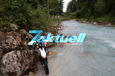 Spielten Schutzengel eine Rolle?: 17-Jährige mit Motorrad begeht Fahrfehler kommt in Gegenverkehr und stützt rund 4 Meter in Wildwasserfluss - 17 Jährige überlebt es nahezu unverletzt, klettert selbst zurück auf die Straße und wartet auf Hilfskräfte 