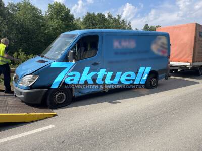 Pickup kracht gegen Sprinter - Fahrer schwer verletzt