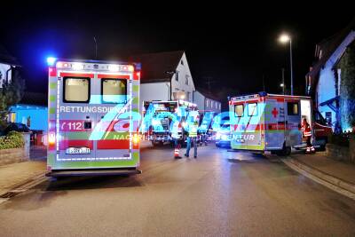 RASERCRASH in Zone 30 - Betrunkener Fahrer fliegt mit Mercedes aus Kurve und rammt mehrere Fahrzeuge - Smart wird aus Parklücke geschleudert