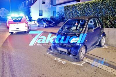 RASERCRASH in Zone 30 - Betrunkener Fahrer fliegt mit Mercedes aus Kurve und rammt mehrere Fahrzeuge - Smart wird aus Parklücke geschleudert