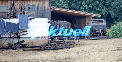 Traktor mit Heuballenpresse löst durch Technischen Defekt fatalen Großbrand aus - Maschinenhalle und Mastviehstall gehen in Flammen auf - 350 Tiere können gerettet werden wovon jedoch 50 Schweine verendeten - 300 Einsatzkräfte aus Bayern und Österreich im Einsatz 