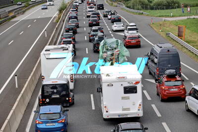 Riesige Reisewellen rollen von Nord-München nach Süd-Salzburg und von Süd-Salzburg nach Nord-München - Stau inklusive mehr als 300 Kilometer Stop and Go 