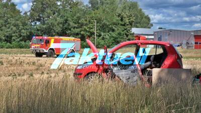 Schön aber Gefährlich - Brandenburgs Alleen: Heftiger Kreuzungs-Crash fordert 4 verletzte darunter 3 schwer und eine Lebensbedrohliche Verletzung - Frau (50) wollte in Waldweg abbiegen und wird von Mann (53) beim Überholen erwischt - Rettungshubschrauber im Einsatz