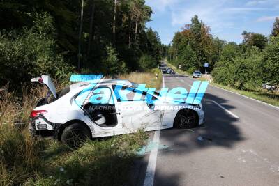 Missglückter Überholvorgang endet mit Überschlag – Familie mit Kind verletzt