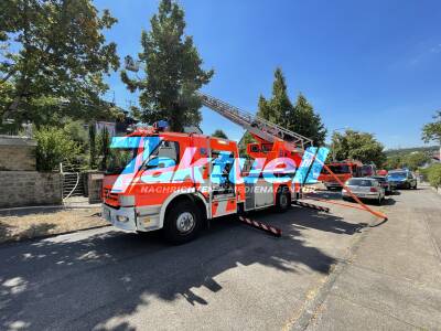 Rohbau bei Dacharbeiten zerstört - Offener Dachstuhlbrand - Großeinsatz der Feuerwehr - Nachbar im O-Ton - Rauchsäule weit sichtbar