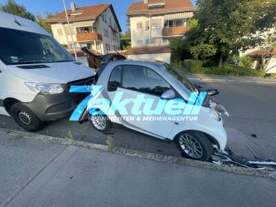 BMW kracht auf parkende Fahrzeuge - mehrere Autos zusammengeschoben - BMW, Sprinter, Mazda und Smart beschädigt