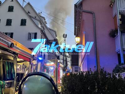 Offener Dachstuhlbrand in der historischen Beutau-Vorstadt Esslingens - Feuerwehr kann übergreifen auf andere Häuser verhindern