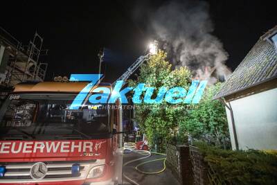 Flüchtlingsheim in Brand gesetzt: Feuerwehr muss Gebäudebrand löschen - Brandstifter offenbar festgenommen