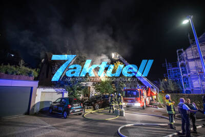 Flüchtlingsheim in Brand gesetzt: Feuerwehr muss Gebäudebrand löschen - Brandstifter offenbar festgenommen