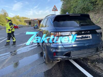 Chaos nach Fahrzeugbrand im Aus- und Einfahrtbereich - Pkw komplett ausgebrannt - Auffahrunfall 