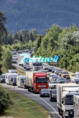 Enormer Urlauber-Stau auf der Tauernautobahn: Seit 12 Stunden ununterbrochener Stau auf der Autobahn Richtung Süden und teilweise Richtung Norden, 