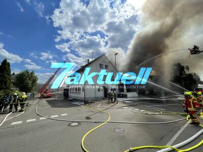 Großbrand: Firmenkomplex und Wohnhaus in Flammen - Übergriff auf Aluminiumgiesserei, dort explodieren Gasflaschen und Lösungsmittel  - 230 Einsatzkräfte aus dem Landkreis im Einsatz