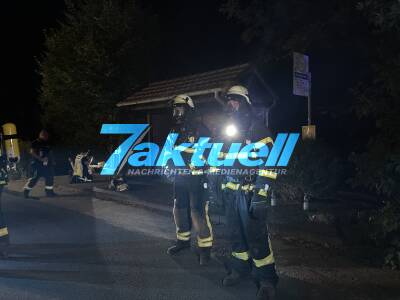 Großbrand in Baumgarten (OHV): Doppelhaus steht lichterloh in Flammen - Flammen fressen sich von einem Haus zum anderen - Hausbesitzer konnte sich im letzten Augenblick Barfuß aus dem Haus retten - Mehrere Druchzündungen und Flammen (ON Tape!) 