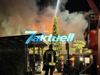 Großbrand in Baumgarten (OHV): Doppelhaus steht lichterloh in Flammen - Flammen fressen sich von einem Haus zum anderen - Hausbesitzer konnte sich im letzten Augenblick Barfuß aus dem Haus retten - Mehrere Druchzündungen und Flammen (ON Tape!) 