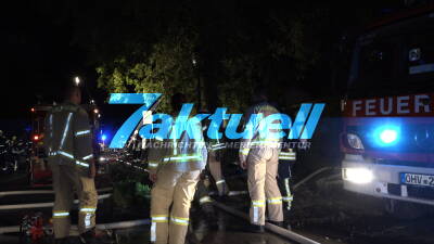 Großbrand in Baumgarten (OHV): Doppelhaus steht lichterloh in Flammen - Flammen fressen sich von einem Haus zum anderen - Hausbesitzer konnte sich im letzten Augenblick Barfuß aus dem Haus retten - Mehrere Druchzündungen und Flammen (ON Tape!) 