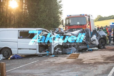 Tödlicher Crash mit elektro-BMW-Testfahrzeug: Beifahrer stirbt nach Frontalcrash - 10 Verletzte, darunter 5 schwer - Erprobungsfahrzeug unfallursächlich
