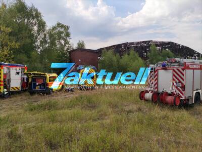 Ehemaliger Flugzeughangar stürzt ein und Verschüttet 17-Jährigen - Ersthelfer und Freund versuchen Verschütteten zu befreien jedoch ohne erfolg - Rettungskräfte befreiten ihn unter den Trümmern, und brachten ihn mit Lebensgefährlichen Verletzungen ins Krankenhaus