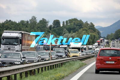 Defekt am Radlager eines Sattelauflegers löst mega Stau aus - Reifen des Sattelauflegers brannte lichterloh - LKW-Fahrer konnte noch rechtzeitig auf dem Standstreifen fahren - Mega Stau von 36 Kilometern auf der BAB8 und 17 Kilometer auf der BAB93 