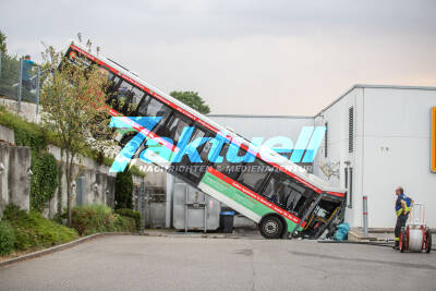 Spektakulärer Bus Unfall: Linienbus stürzt 10 Meter Abhang hinunter gegen ALDI-Filiale - Mitarbeiterin durch Aufprall verletzt