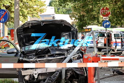 Medizinischer Notfall löst schweren Unfall in Salzburg aus: Autofahrer rast in Menschenmenge - 3 lebensgefährliche, 5 schwer und 7 leicht Verletzte  - Großaufgebot an Rettungskräften