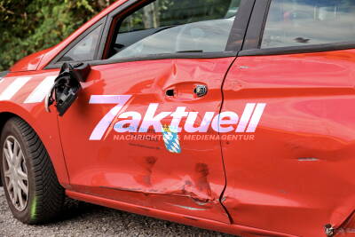Motorrad prallt in PKW - Biker landet in angrenzender Böschung