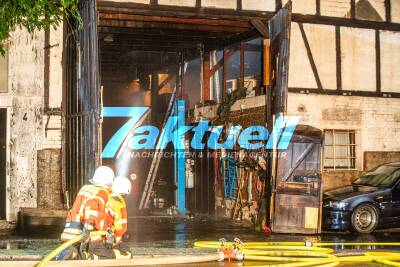 Fachwerkgebäude mit Werkstatt brennt komplett aus - Feuerwehr im Großeinsatz