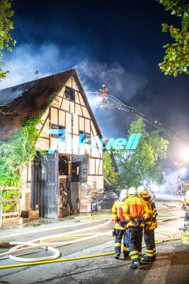 Fachwerkgebäude mit Werkstatt brennt komplett aus - Feuerwehr im Großeinsatz
