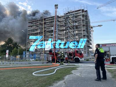  Massives Flammeninferno - Heftige Detonationen von Gasflaschen auf Dach-Baustelle - Betonteile stürzten auf Straße - Polizei evakuiert