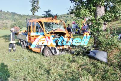Meldungsupdate: Fahrer nach heftigem Crash mit Baum verstorben - Sprinterfahrer bei Unfall tödlich verletzt - Flüchtiger Fahrer eines weißen Seat gesucht
