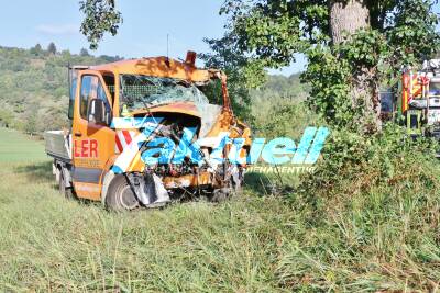 Meldungsupdate: Fahrer nach heftigem Crash mit Baum verstorben - Sprinterfahrer bei Unfall tödlich verletzt - Flüchtiger Fahrer eines weißen Seat gesucht