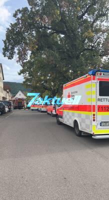 Schnapsbrennerei wird zur tödlichen Falle: 75-Jähriger stirbt in seiner Brennerei durch Gär-Gase aus Maische - Senioren-Paar aus Keller geholt - Hilfe für Ehemann kam zu spät - Feuerwehr und Rettungskräfte im Einsatz