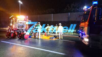 Schwerer Auffahrunfall bei starkem Regen - Feuerwehr muss einen Fahrer aus Fahrzeug befreien