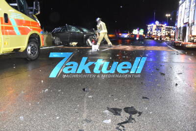 Schwerer Auffahrunfall bei starkem Regen - Feuerwehr muss einen Fahrer aus Fahrzeug befreien