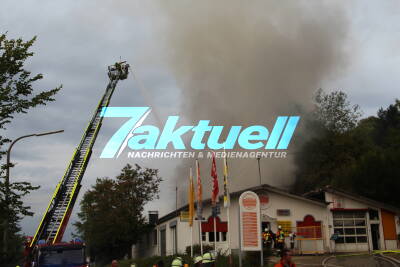 Millionenschaden bei Brand in Rolladen und Fensterbau Firma - Keine Verletzten