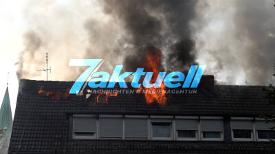 Flammen schlagen aus Dach! Massiver Dachstuhlbrand in der Innenstadt von Dorsten