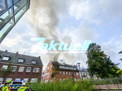 Flammen schlagen aus Dach! Massiver Dachstuhlbrand in der Innenstadt von Dorsten