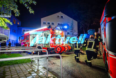 Zimmer in Vollbrand im Wohnheim - 1 verletzte Person - Feuerwehr kämpft mit engen Platzverhältnissen