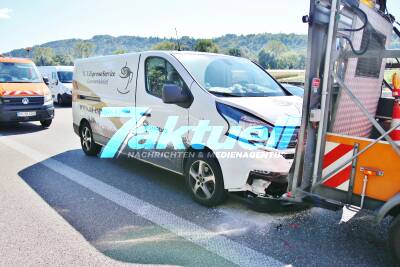 57-jähriger kracht in mobile Sicherungswand - Mitarbeiter der Straßenmeisterei und Unfallfahrer verletzt