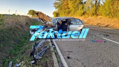 23-jähriger Fahrer verliert die Kontrolle über sein Fahrzeug und schleudert in ein entgegenkommendes Fahrzeug
