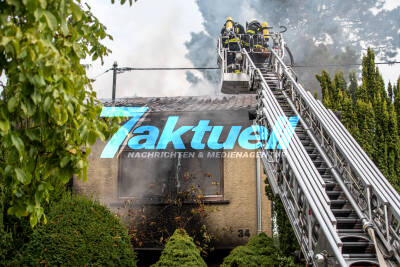 Älteres Ehepaar bei Wohnhausbrand in Altbach schwer verletzt - Feuerwehr im Großeinsatz